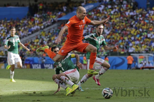 Rozhodca v osemfinále MS naletel Robbenovi a potopil Mexiko