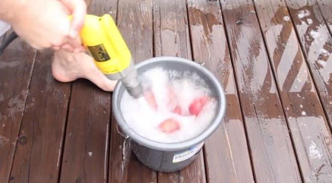 Video: Ako očistiť vedro zemiakov za minútu