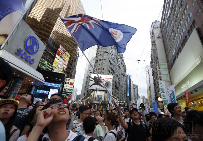 Video: V Hongkongu bojovalo za demokraciu pol milióna ľudí