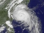 Hurikán Arthur silnie, rúti sa k pobrežiu Severnej Karolíny