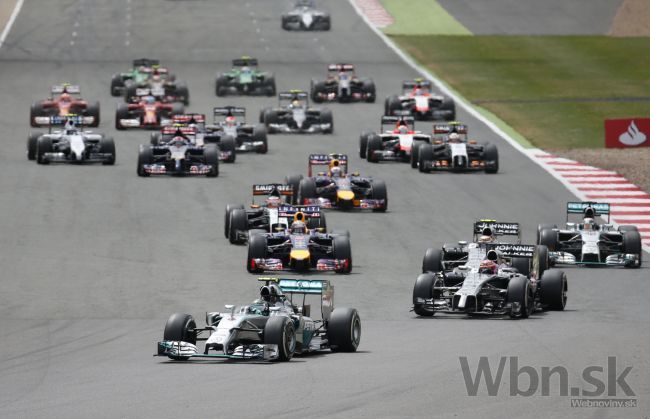 Video: V Silverstone vyhral Hamilton, Räikkönen sa zranil