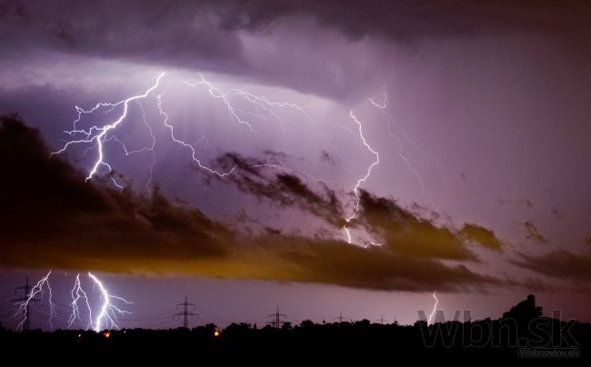 Na severe Slovenska hrozia večer búrky, vydali výstrahy