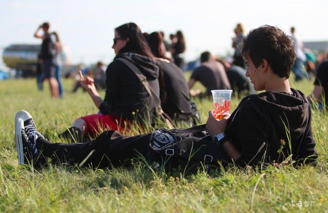 Na festivaloch nezabudnite piť dosť vody, pivo a alkohol dehydruje