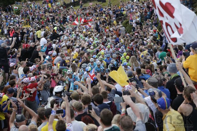 Fanúšikovia sú pre cyklistov na TdF veľkým nebezpečenstvom