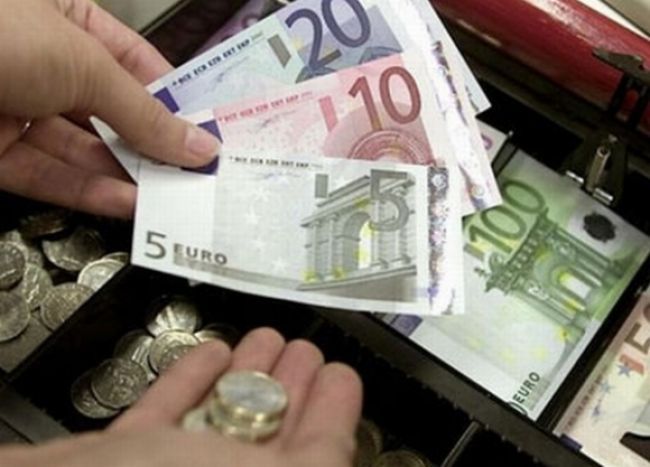 Euro sa voči libre ocitlo najnižšie za dvadsaťdva mesiacov
