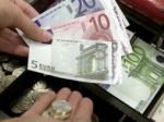 Euro sa voči libre ocitlo najnižšie za dvadsaťdva mesiacov
