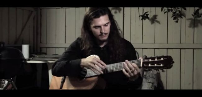 Video: Gitarista ukázal svoj talent