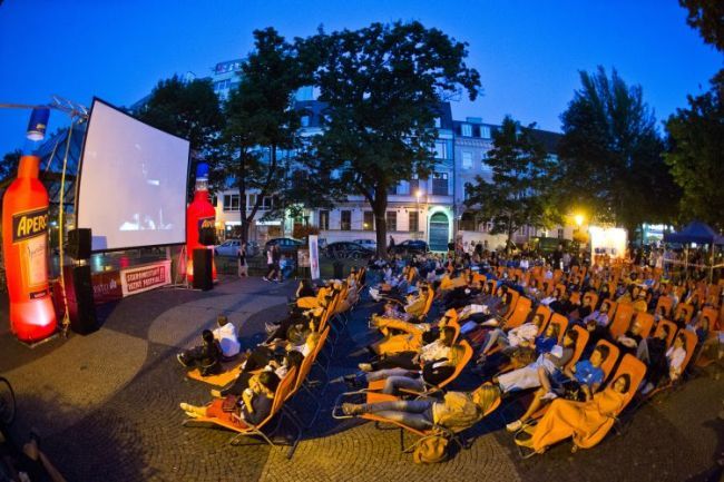 Aperol Spritz letné kino navyšuje kapacity na sedenie