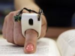 Vedci vyvíjajú prsteň, ktorý umožní nevidiacim čítať