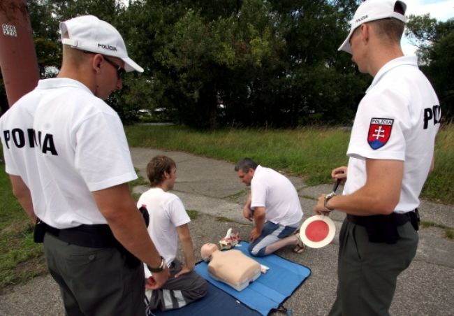 Policajti vyšli do ulíc, kontrolovali rýchlosť aj lekárničky