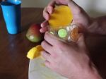 Video: Ako očistiť mango najrýchlejším spôsobom