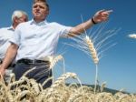 Fico povzbudil poľnohospodárov na žatve, trápia ich dane