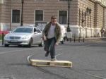 Video: Mladík jazdil v Bratislave na palete, zaujal Ameriku