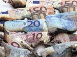 Euro kleslo voči doláru a jenu, za prepadom je Taliansko