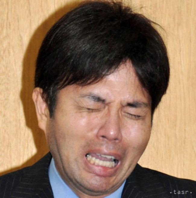 Japonský poslanec z uplakaného videa predložil svoju rezignáciu
