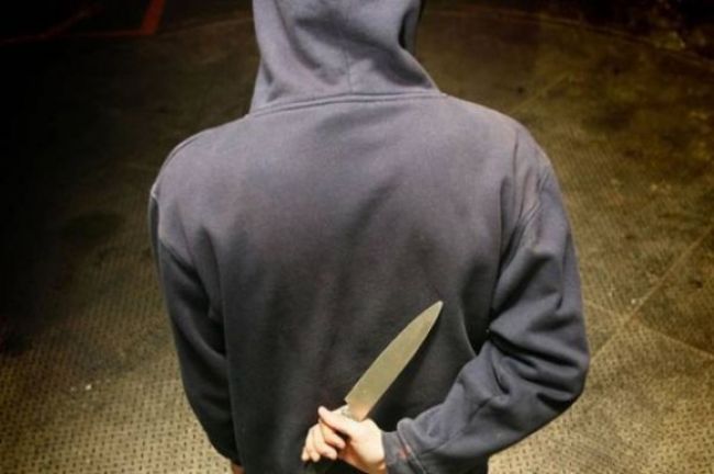 Muž v Humennom hrozil dievčaťu nožom, ťahal ju do kríkov