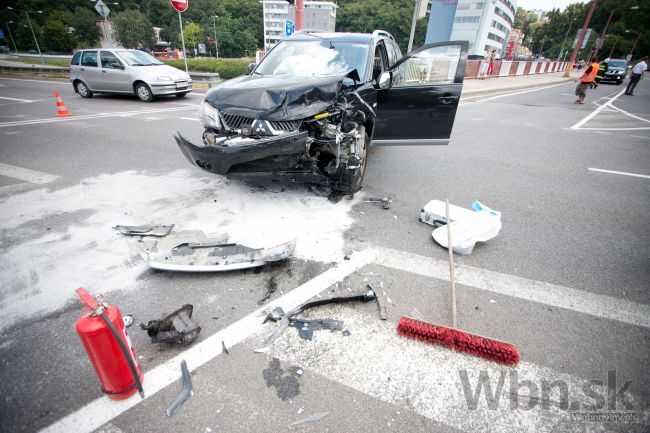 Zrážka pri Mlynskej doline, po nehode sa zranili piati ľudia