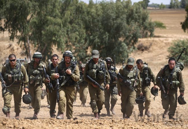 Izrael varuje pred útokmi, Palestínčania masovo utekajú