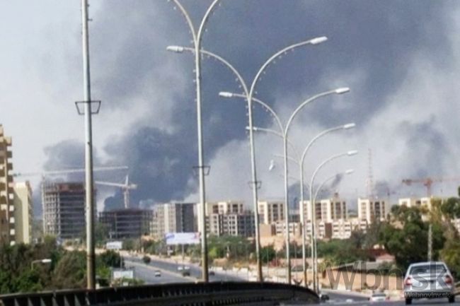 Boje o líbyjské letisko v Tripolise si vyžiadali sedem obetí