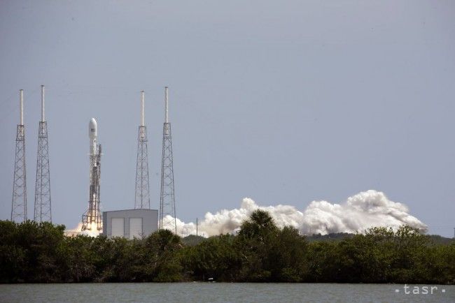 Spoločnosť SpaceX vyslala do vesmíru raketu s komunikačnými satelitmi