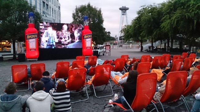 Aperol Spritz letné kino je súčasťou Rybného námestia