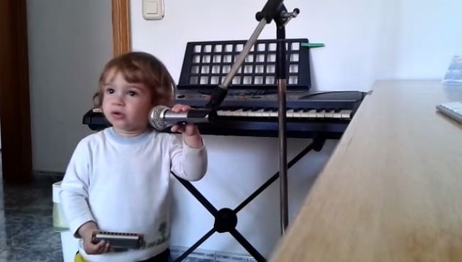 Video: Dvojročný chlapec spieva blues