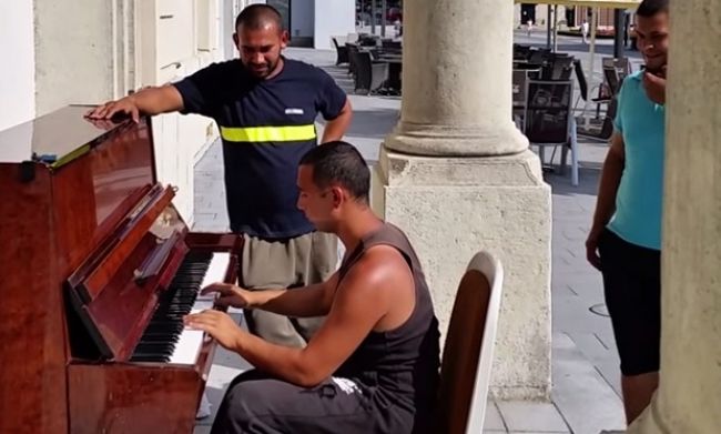 Video: Zo stavby priamo za klavír
