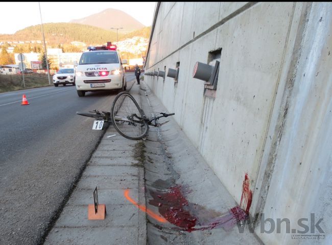 Tragická nehoda, mladý cyklista zomrel pod kolesami prívesu