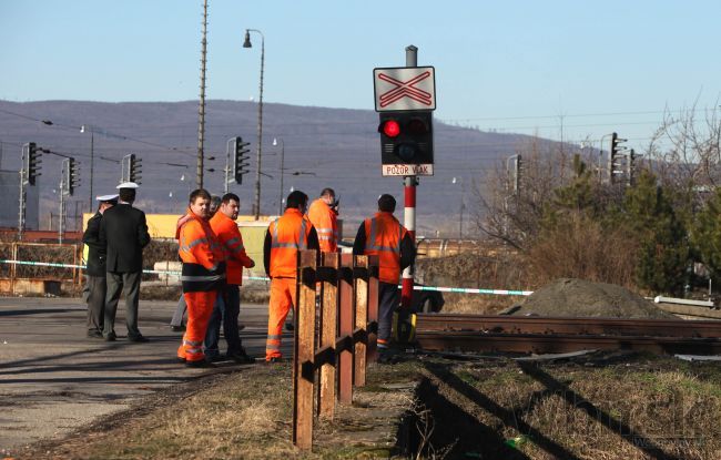 V Bratislave sa zrazil vlak s autom, na mieste boli hasiči