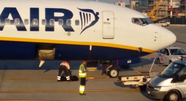 Video: Škandál na letisku. Zamestnanci hádžu batožinu o zem!