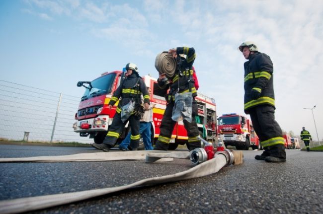 Na stanici v bratislavskej Rači horí rušeň, zasahujú hasiči