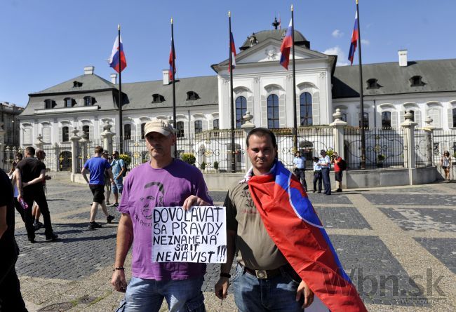 Protestujúci nechali Kiskovi odkaz v plote