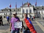 Protestujúci nechali Kiskovi odkaz v plote