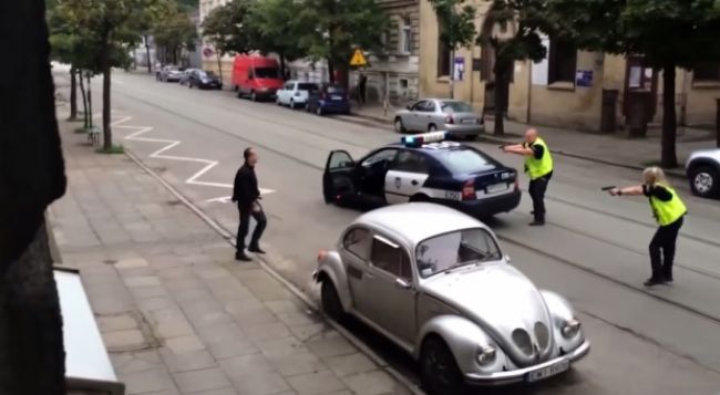 Video: Polícia zasahuje proti agresívnemu ozbrojenému mužovi