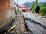 Búrka porozbíjala žilinské cesty a zatopila domy