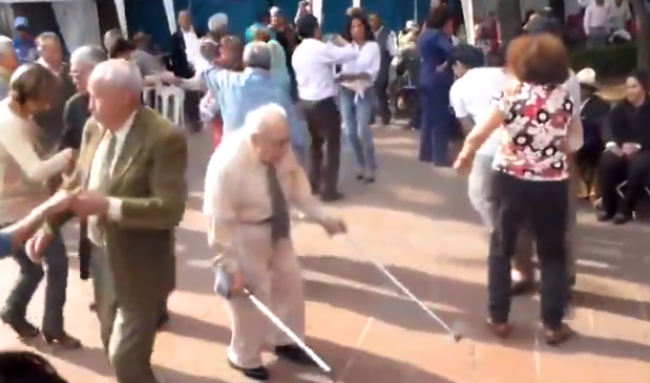 Video: Neskutočný tanečný výkon starého pána