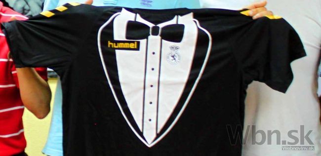 Španielsky klub bude hrať futbal v ´smokingu´ s motýlikom