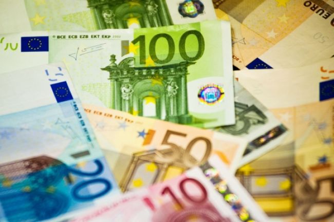 Euro sa voči doláru odrazilo z osemmesačného dna