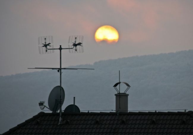 Mladík išiel montovať anténu, živý už zo strechy nezišiel