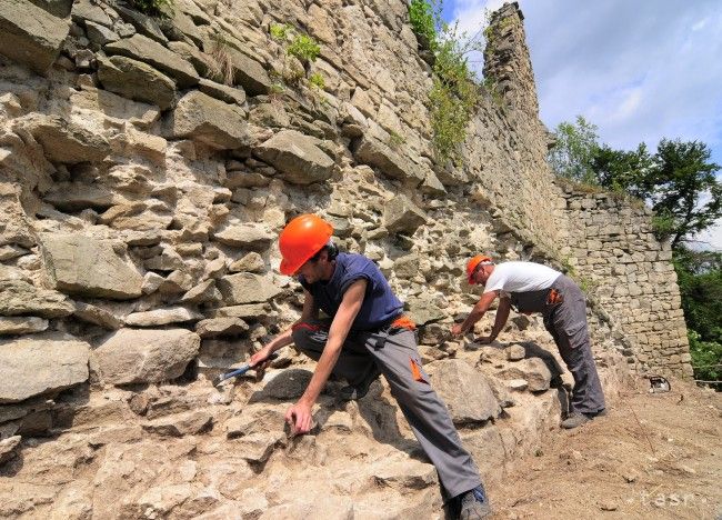 Na obnove hradov a torzálnej architektúry pracuje 449 nezamestnaných