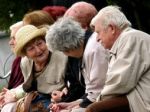Dôchodcovia poberajú penzie dlhšie ako pred desiatimi rokmi