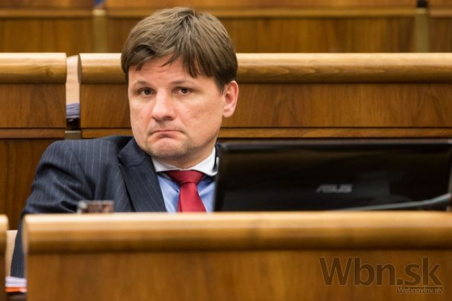 Hlina ponúka Paškovi maliarov, čo zadarmo vymaľujú parlament