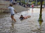 Video: Havária potrubia. Na slávnom Sunset Boulevard sa surfovalo