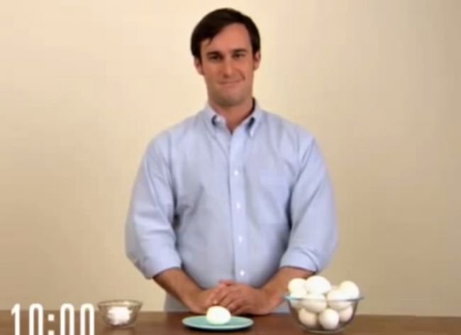 Video: Ako ošúpať vajce za 10 sekúnd