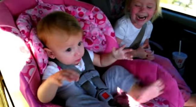 Video: Tancujúce dieťa v autosedačke