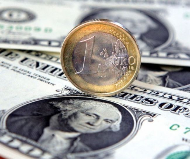 Euro kleslo voči doláru na osemmesačné minimum