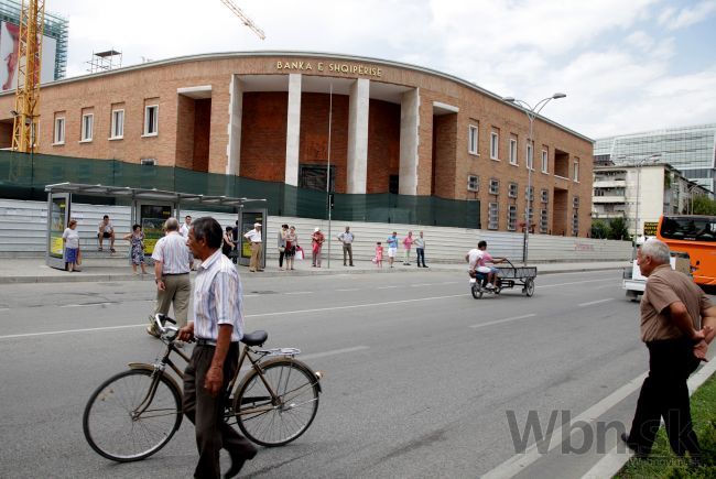 Z albánskej banky zmizli milióny eur, zamestnanci si užívali