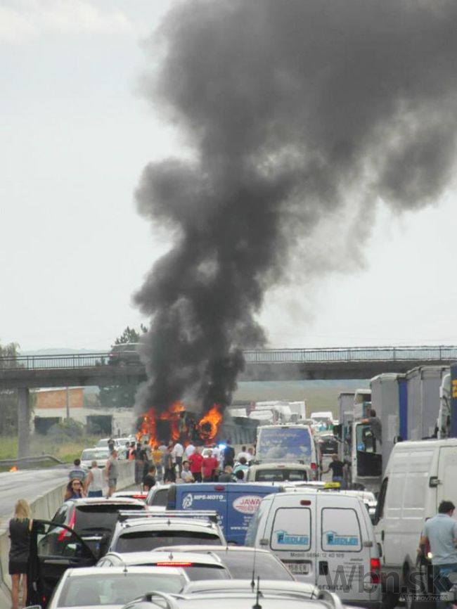 Na D1 pri Bratislave sa zrazilo sedem áut, kamión zhorel