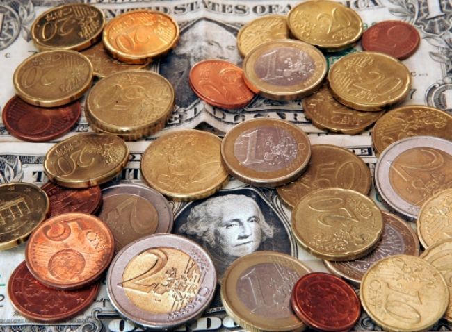 Euro oslabilo voči doláru pre pokles inflácie v eurozóne