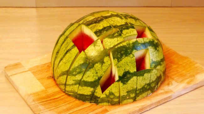 Video: Ako jesť a servírovať melón - zaujímavý tip